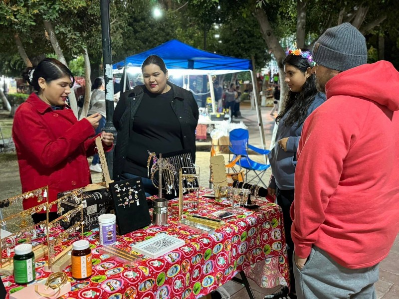 Sigue bazar de emprendedores en explanada municipal