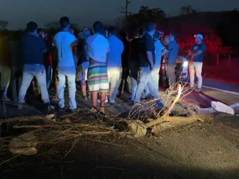 Sigue bloqueo carretero, se cumplen más de 48 horas