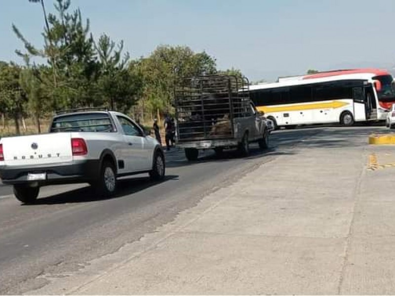 Sigue bloqueo en la carretera Zamora-Morelia, en Carapan