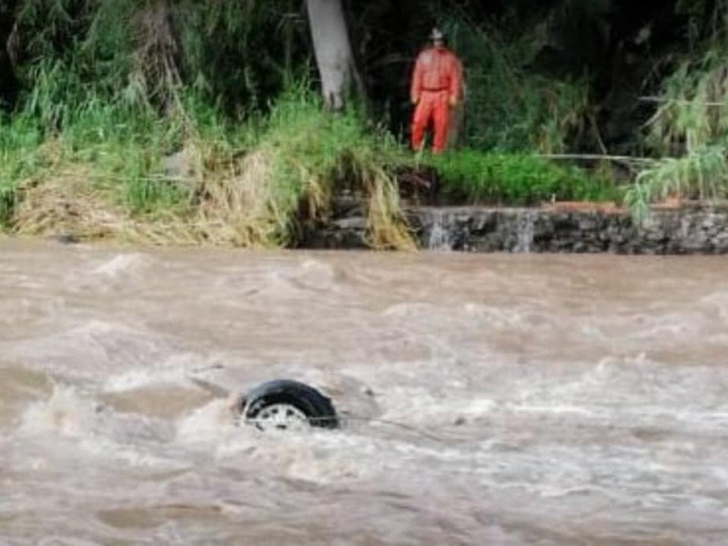 Sigue busqueda de familia arrastrada por un arroyo