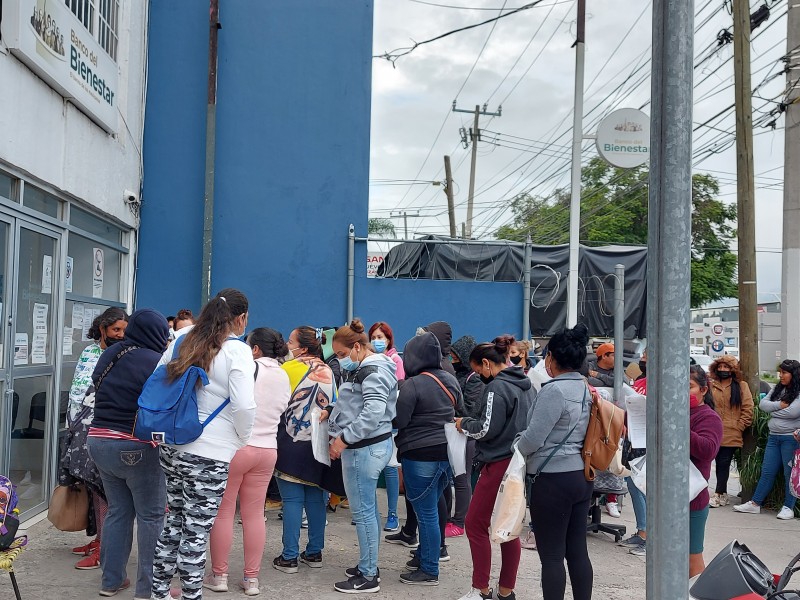 Sigue el caos en Bancos del Bienestar; abren tarde