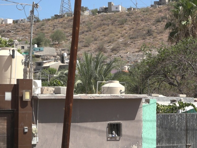 Sigue el desbasto de agua, en col. Agustín Olachea