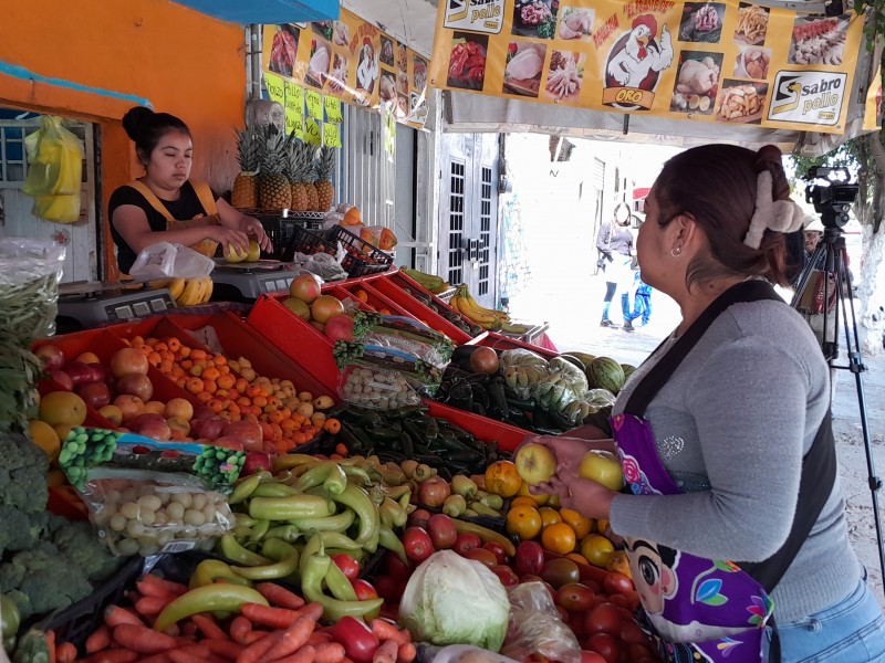 Sigue precio del jitomate a la alza