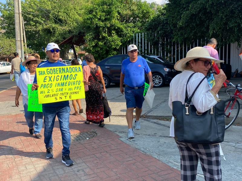 Sigue la protesta de maestros jubilados en Zihuatanejo