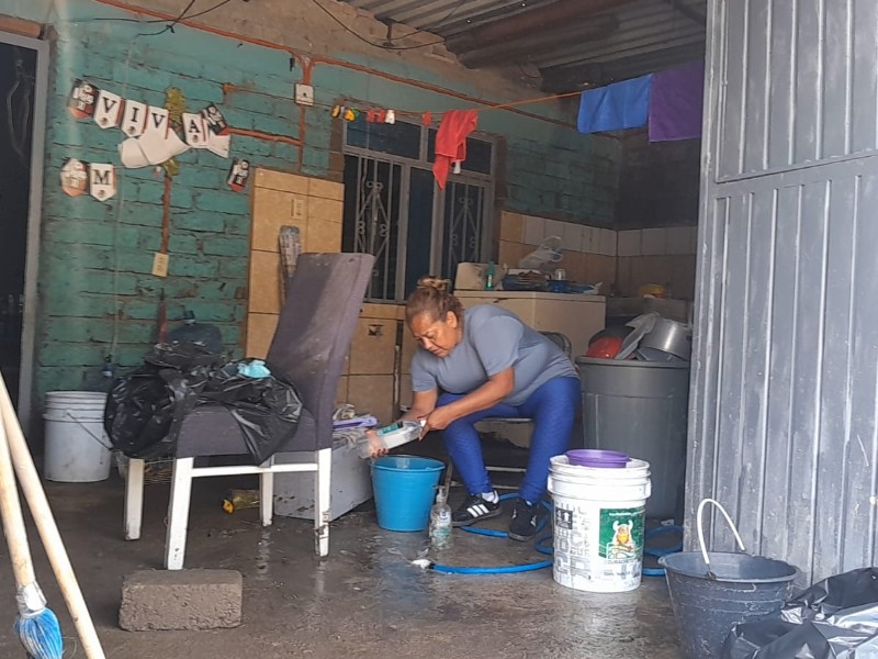 Sigue limpieza de casas por inundación en Lomas de Tabachines