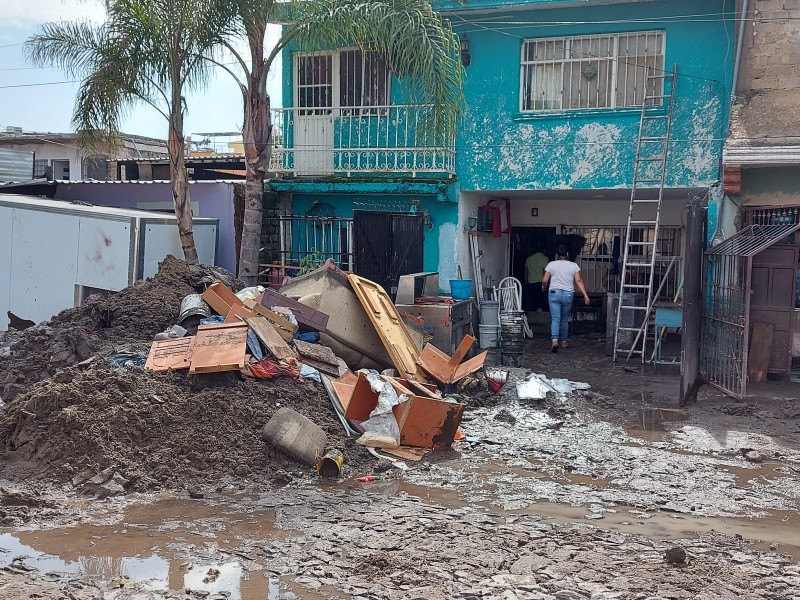 Sigue limpieza tras inundación en Arenales Tapatíos