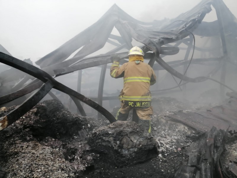 Sigue monitoreo en fábrica incendiada en Tlaquepaque