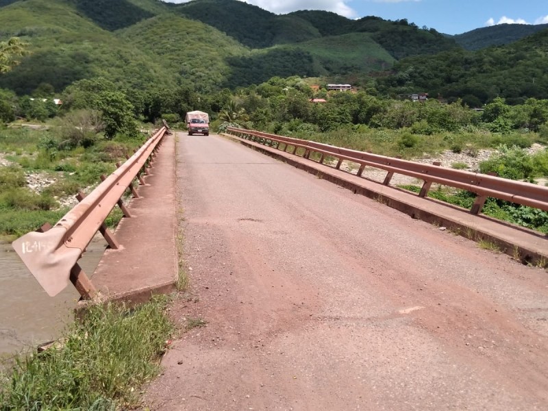 Sigue pendiente reconstrucción de puentes vehiculares que conducen a Coahuayutla