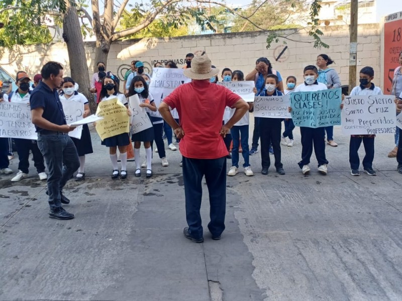 Sigue problema de falta de docentes en la primaria Justo Sierra