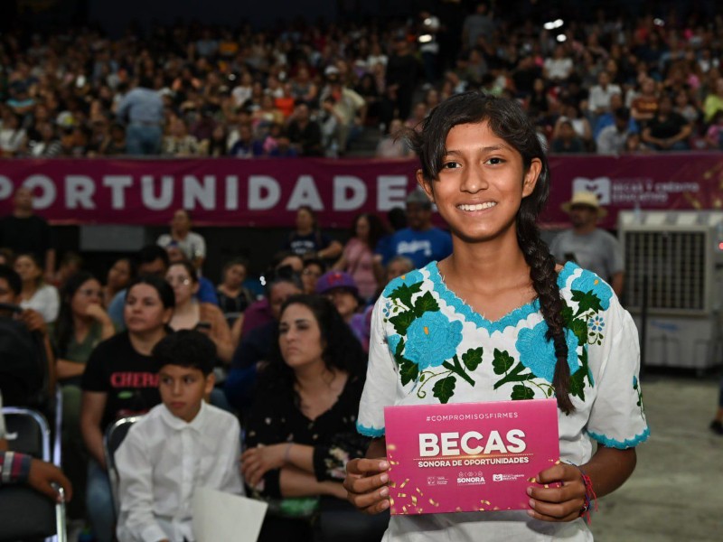 Sigue programa de becas apoyando a estudiantes