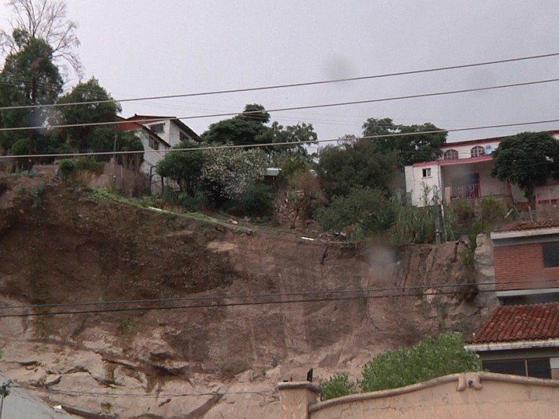 Sigue riesgo de deslave en cerro callejón Siordia