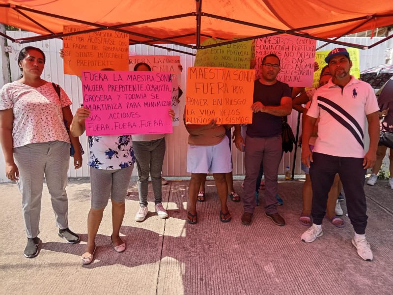 Sigue tomada escuela en Granjas de Río Medio