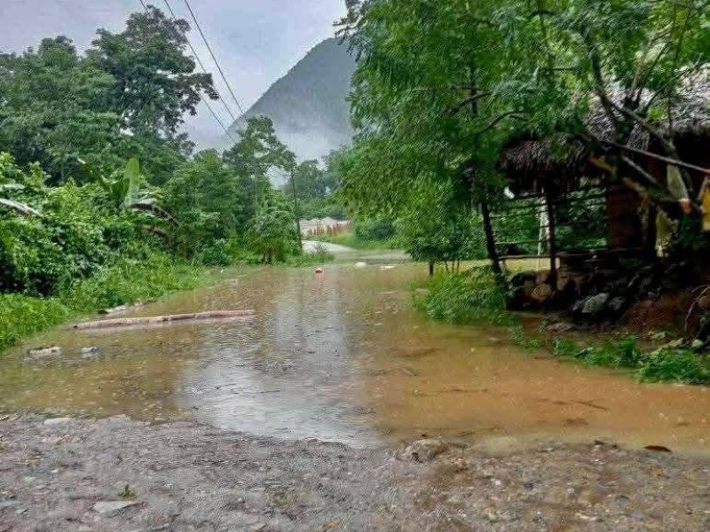 Siguejn caminos bloqueados por las lluvias en la Sierra Negra