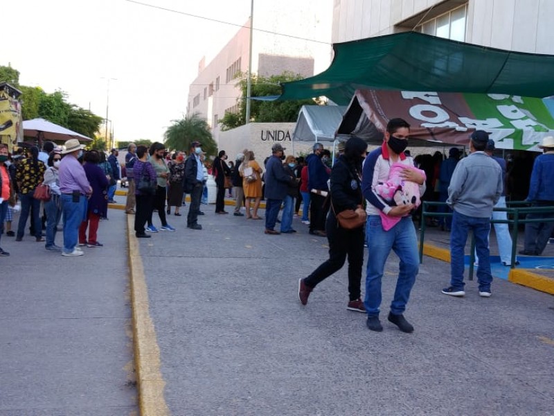 Siguen aglomeraciones en el Instituto Mexicano del Seguro Social