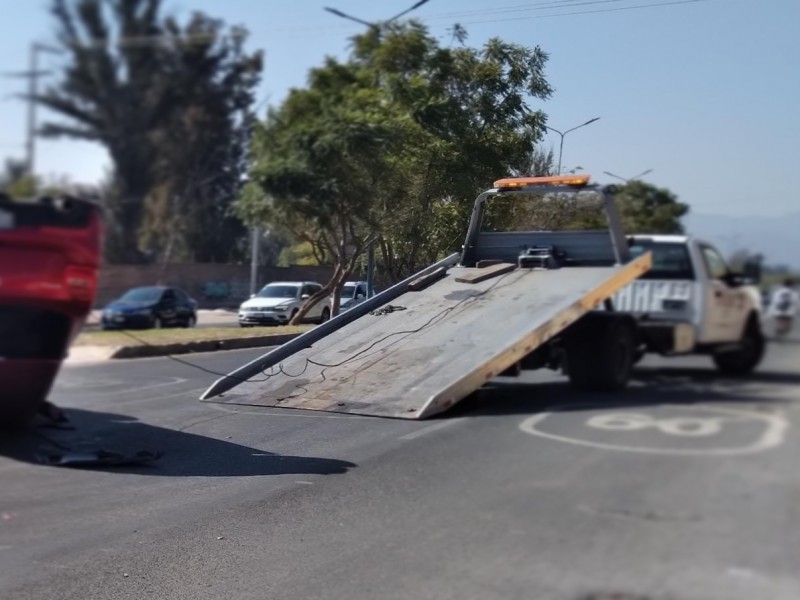 Siguen altos cobros de grúas denuncian transportistas