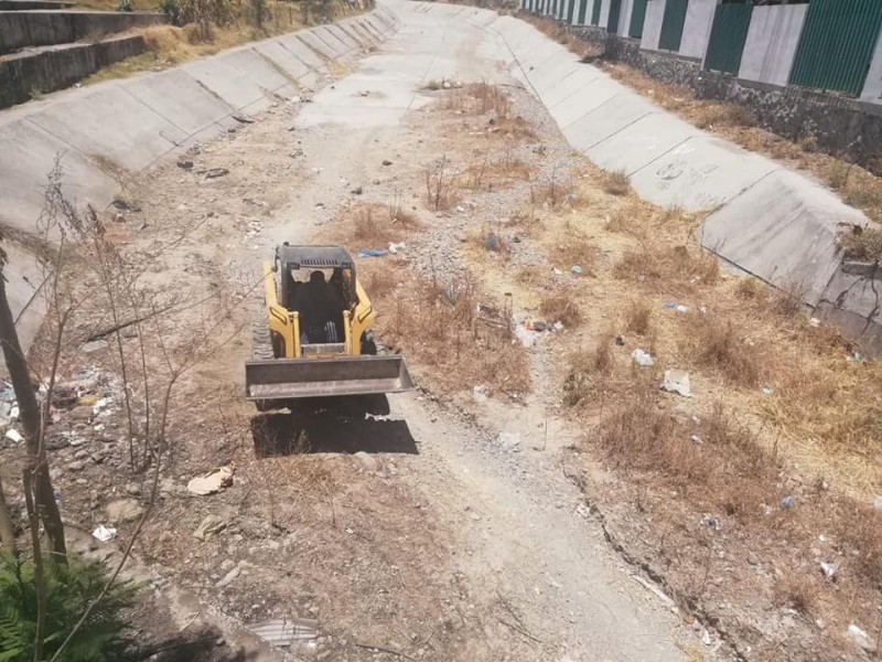 Siguen arrojando basura en arroyos de Xalisco