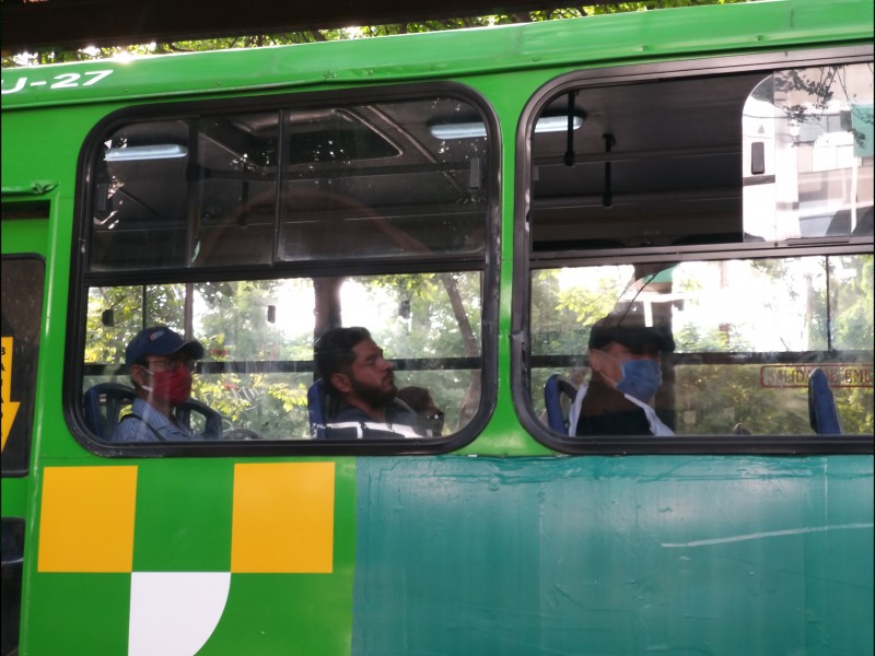 Siguen ciudadanos sin usar cubrebocas en Transporte Público
