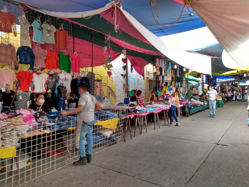 Siguen comerciantes con bajas ventas en tianguis SJB