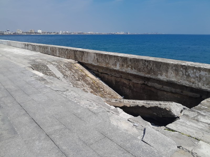 Siguen daños en bulevar de Boca del Río por oleaje