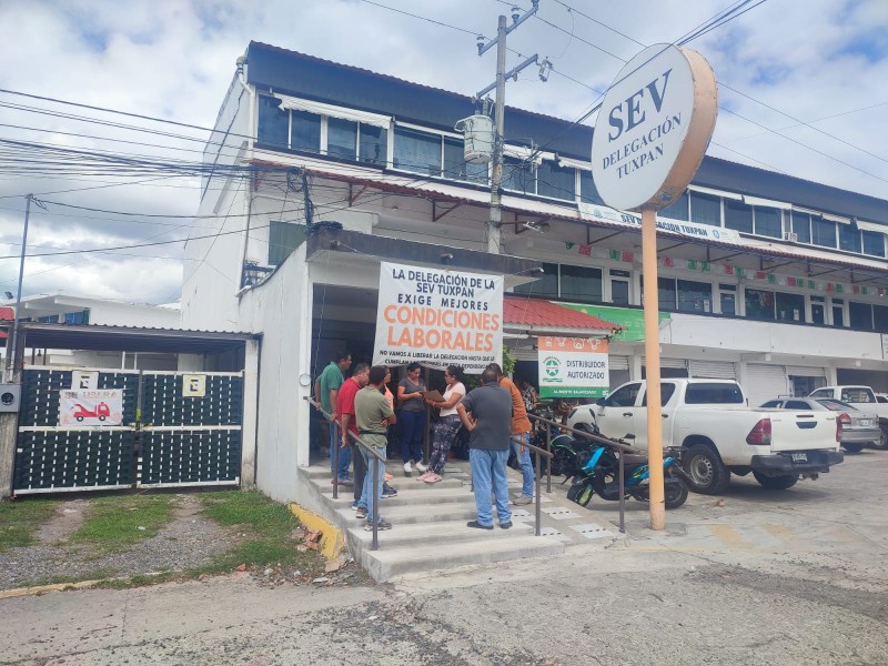 Siguen en paro laboral trabajadores de la SEV Tuxpan