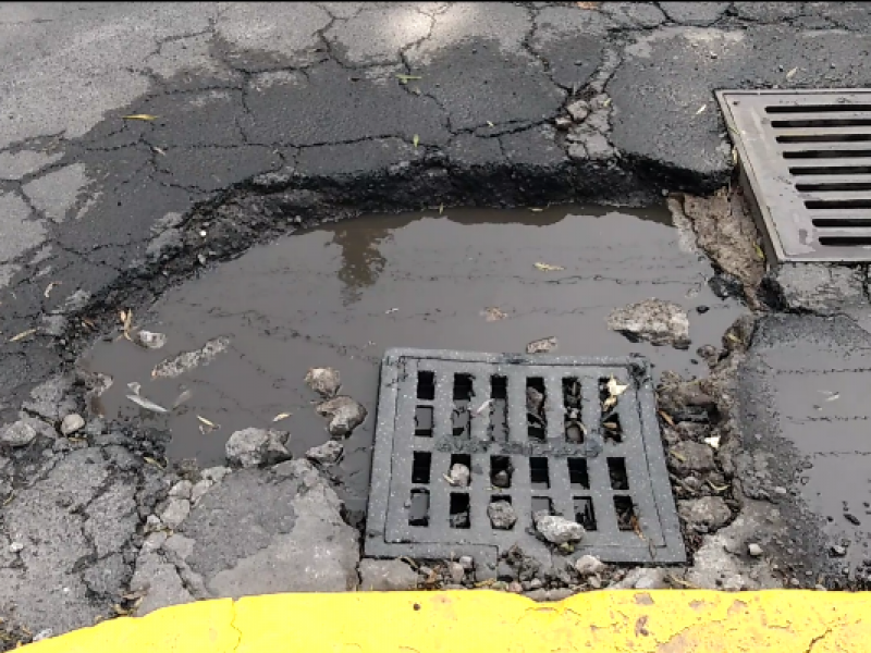 Siguen formándose agujeros en Paseo Colón por las lluvias