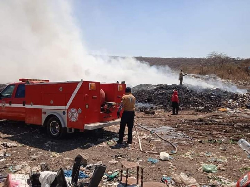 Siguen labores para sofocar incendio en basurero de Tangamandapio