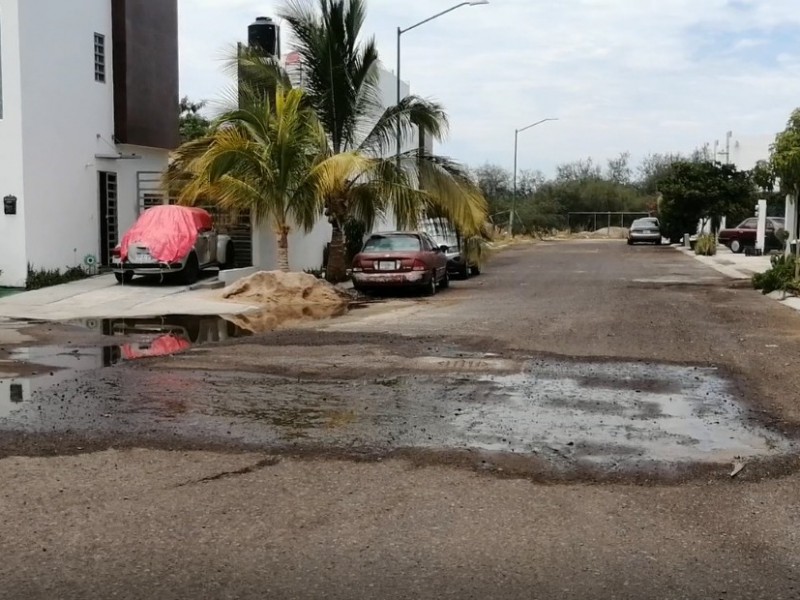 Siguen las fugas de agua potable y drenaje