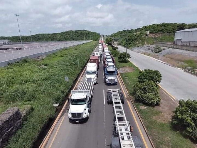 Siguen las largas filas de aduanas en el Puerto Veracruz