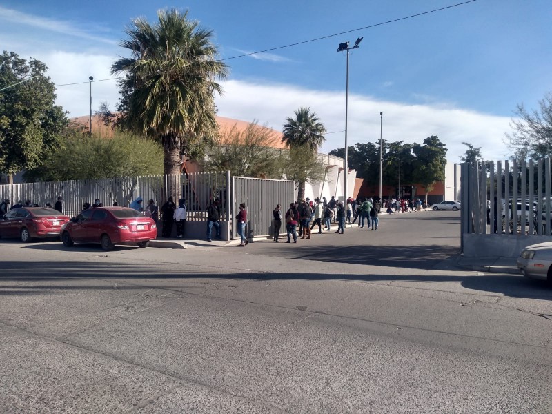 Siguen las largas filas de personas en Centro Anticipa