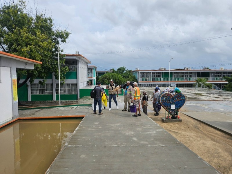Siguen llegando personas a refugios temporales