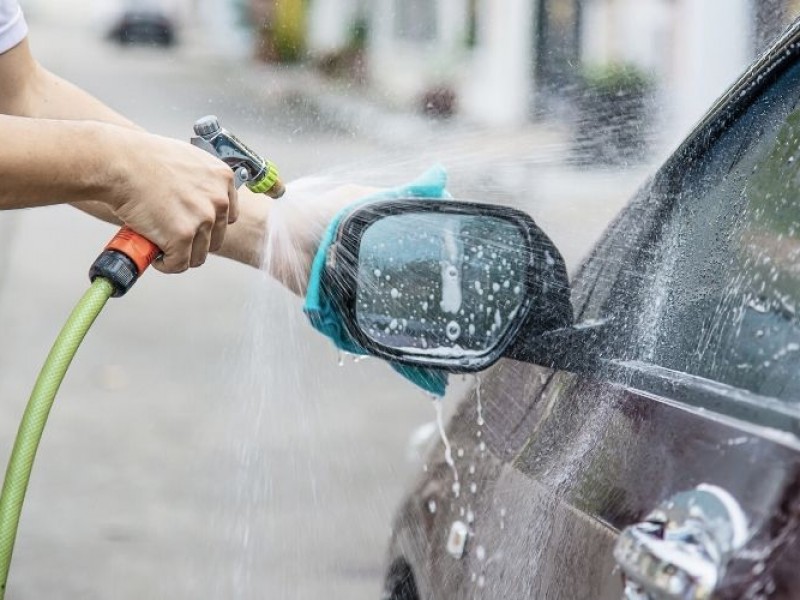 Siguen los ciudadanos desperdiciando el agua.