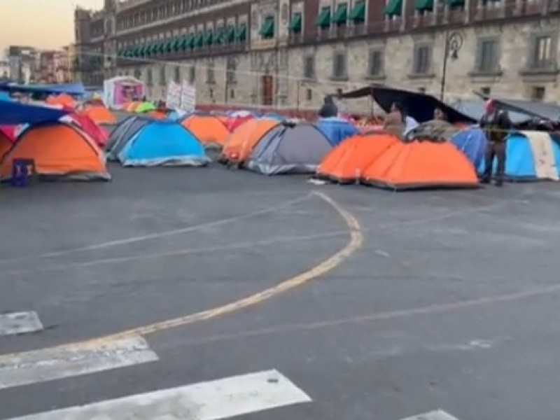 Siguen plantados en Palacio Nacional maestros de la CNTE