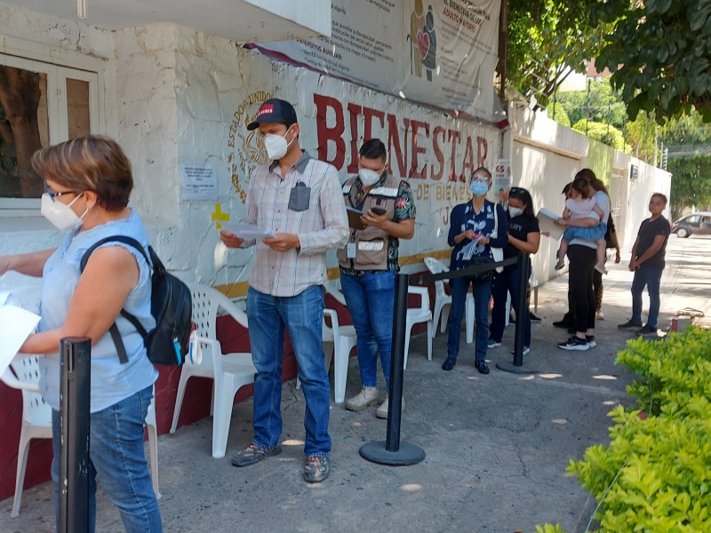 Siguen problemas para cobrar apoyo de 65 años y más