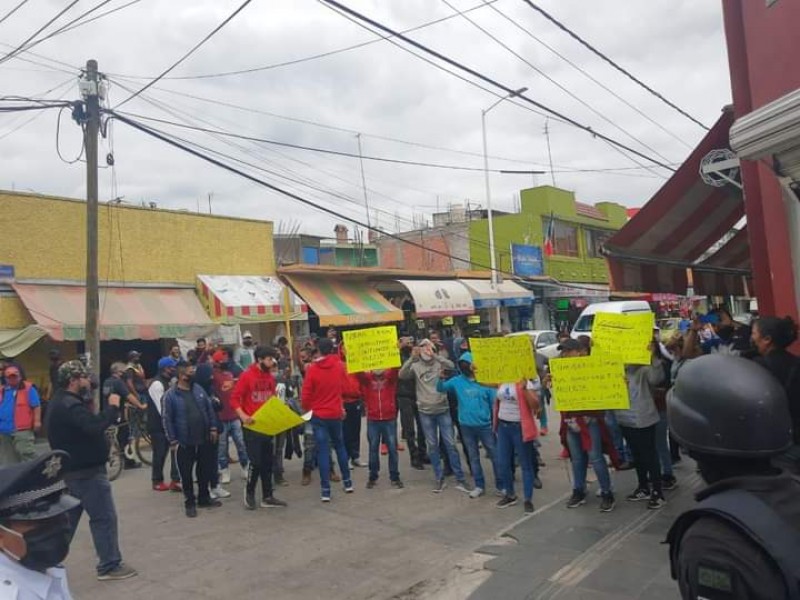 Siguen protestas de ambulantes en calles de San Martín Texmelucan