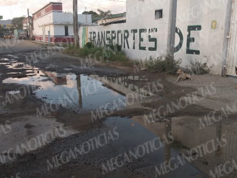 Siguen sin atender la fuga de aguas negras