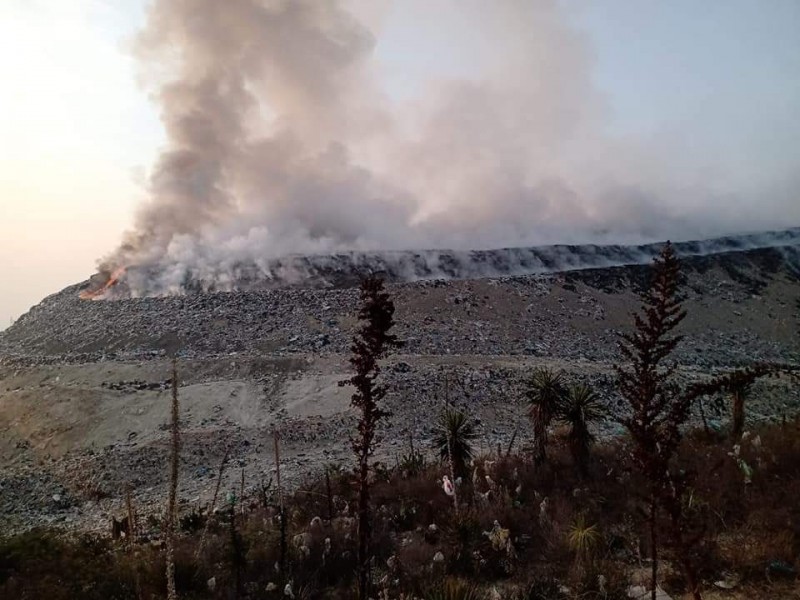 Siguen sin controlar incendio en Tehuacán