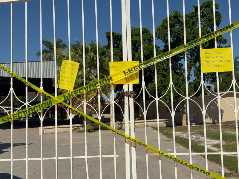 ¡Siguen sin respuesta! Madres de familia de primaria Quetzalcóatl toman bulevar Jiquilpan