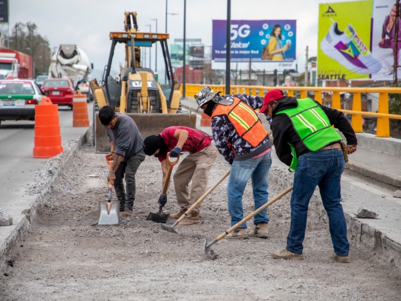 Siguen trabajos de reparación en puente de Miguel Alemán