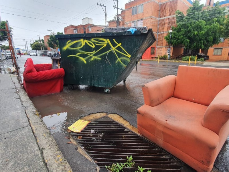 Sillones y sofás abandonados generan contaminación en Agua Santa