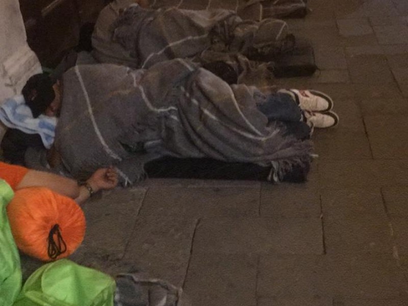 Simpatizantes de Enríquez duermen al exterior del congreso