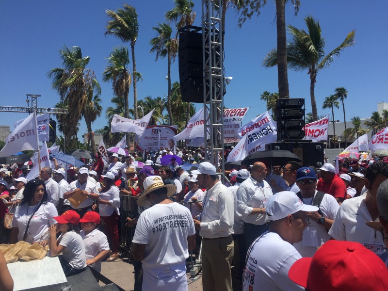 Simpatizantes en espera de la llegada de AMLO