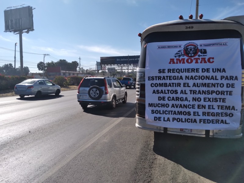 Sin afectación al tráfico, transportistas se manifiestan en carretera Chapala