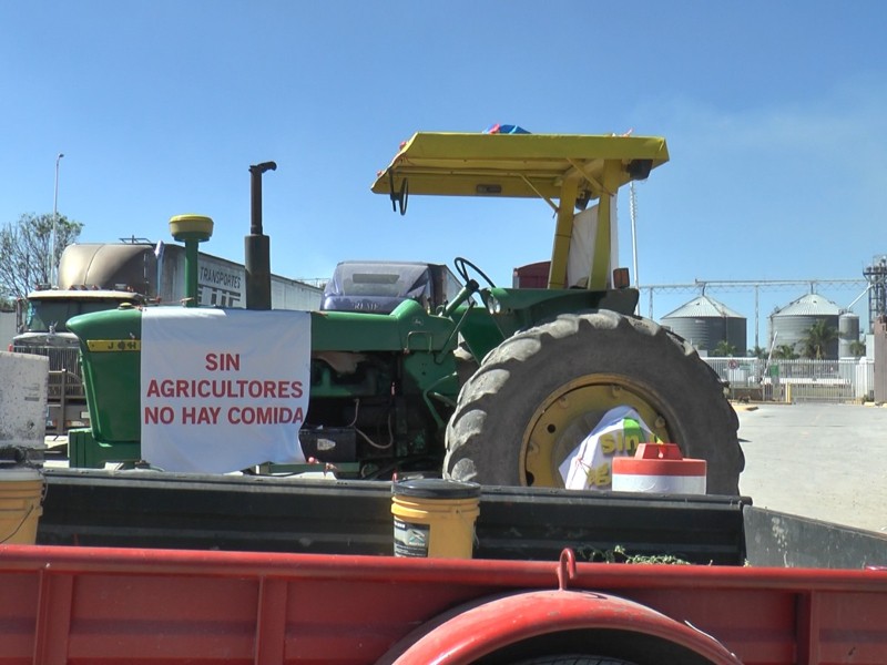 “Sin aflojar”, campesino bloquean industrias harineras hasta obtener un precio justo