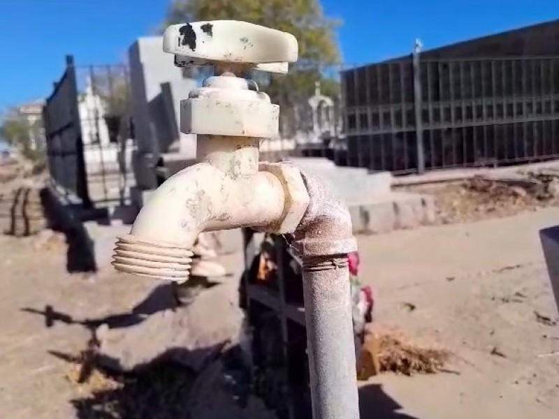 Sin agua en Panteón del Carmen hace semanas