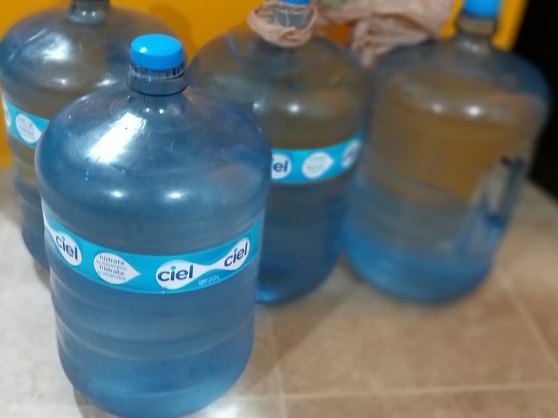 Sin agua vecinos de La Paz, utilizan garrafones