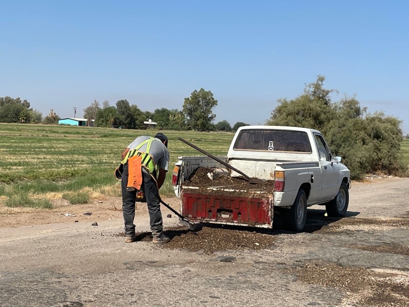 Sin apoyo de autoridades ciudadanos realizan bacheo en sus rutas