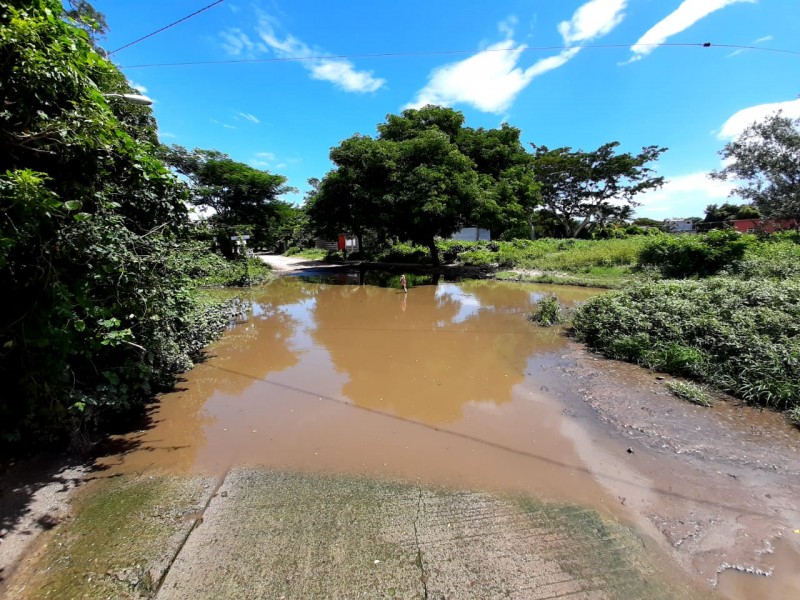 Sin atención estancamientos de aguas negras y pluviales en Juchitán