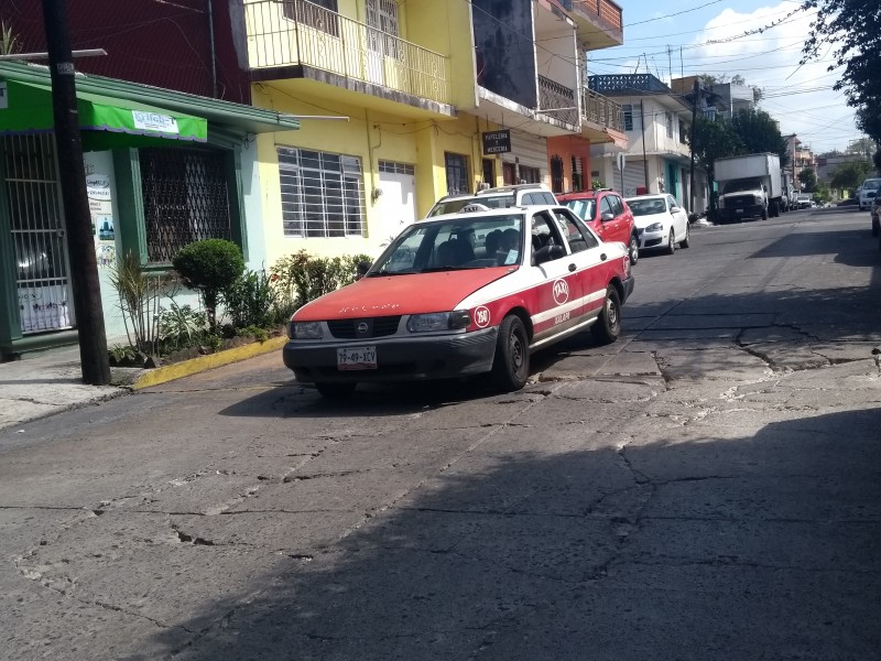 Sin atender  bache en calle Fausto Vega