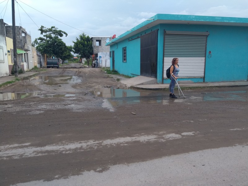 Sin atender calles de colonia para discapacitados