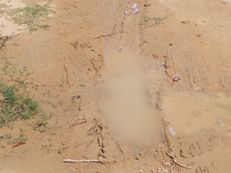 Sin atender fuga de agua en la colonia Hernández Ochoa